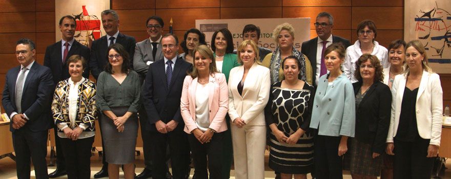Foto de familia del último Consejo Territorial de Servicios Sociales y Dependencia celebra el pasado mes de octubre, encabezado por Alfonso Alonso, ministro de Sanidad en funciones; Susana Camarero, secretaria de Estado de Servicios Sociales; y César Antón, director general del Imserso.