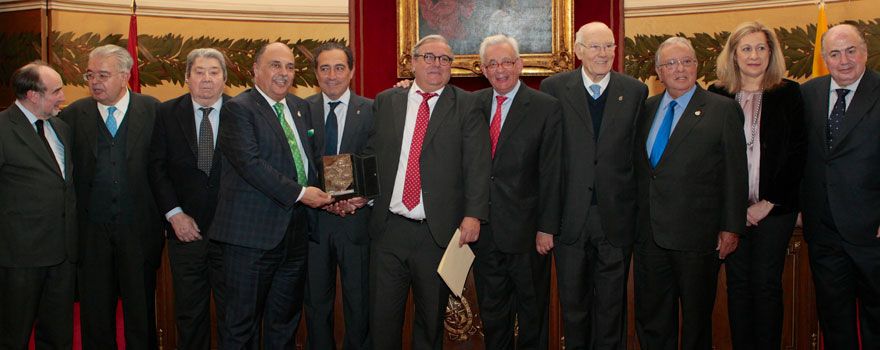 De izquierda a derecha: Joaquín Poch Broto, presidente de la Real Academia Nacional de Medicina; Juan José González Rivas, magistrado del Tribunal Constitucional; Manuel Escudero, vicepresidente de la Real Academia Nacional de Medicina; Pedro Hidalgo, presidente del Colegio de Médicos de Badajoz; Mariano Casado Blanco, médico forense y profesor de Medicina de la Universidad de Extremadura; Juan Calixto Galán Cáceres, fiscal jefe de la Fiscalía Provincial de Badajoz; Jesús Sánchez Martos, consejero de Sanidad de la Comunidad de Madrid; José Manuel Romay Beccaría, presidente del Consejo de Estado; Diego Murillo, presidente de AMA; Áurea Roldán Martín, subsecretaría del Ministerio de Justicia; y Ricardo De Lorenzo, socio-director de De Lorenzo Abogados y presidente de la Asociación Española de Derecho Sanitario.