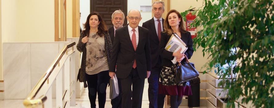 Cristóbal Montoro, acompañado por el resto de su equipo del Ministerio de Hacienda. 