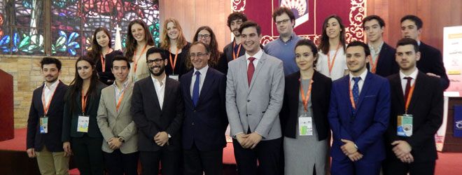 El ministro de Sanidad, Alfonso Alonso, con el equipo del CEEM.