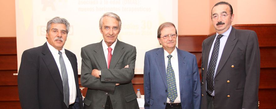 Luis A. Outeiriño, jefe del Servicio de Oftalmología del Hospital de Día Pío XII de Madrid; Pedro Cuevas, investigador y profesor de la Universidad Alfonso X El Sabio de Madrid; Guillermo Giménez Gallego, profesor ‘ad honorem’ del Centro Superior de Investigaciones Científicas; y Carlos Azanza, oftalmólogo también del Hospital de Día Pío XII.