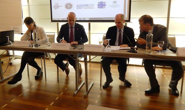 Miriam Alguero, presidenta de la Asociación Oncológica Integrativa; Alberto Sacristán, presidente de la Sociedad Española de Medicina Homeopática; Gonzalo Fernández, representante de la Academia Médico Homeopática de Barcelona; y Mario Sánchez, urgenciólogo y miembro del grupo de trabajo de Homeopatía de Semergen.
