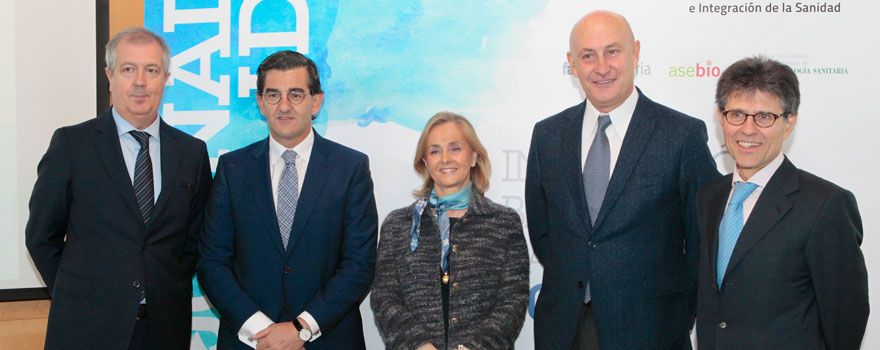 Luis Mayero, secretario general del IDIS; Juan Abarca Cidón, presidente de HM Hospitales; Margarita Alfonsel, secretaria general de Fenin; Jordi Martí, presidente de Asebio; y Humberto Arnés, director general de Farmaindustria.
