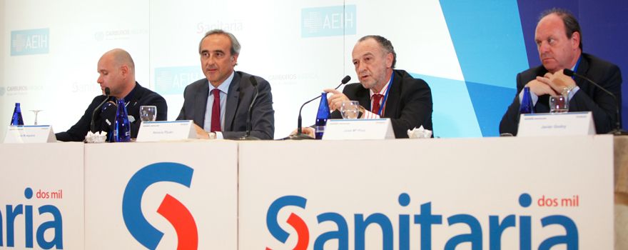 Luis Mosquera, presidente de la Asociación Española de Ingeniería Hospitalaria (AEIH); director de Gestión Económica y Servicios del Servicio Andaluz de Salud, Horacio Pijúan; José María Pino, presidente de Sanitaria 2000, y Javier Godoy, director de Carburos Médica.