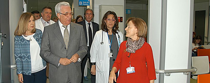 Jesús Sánchez Martos recorre la unidad de diabetes pediátrica.