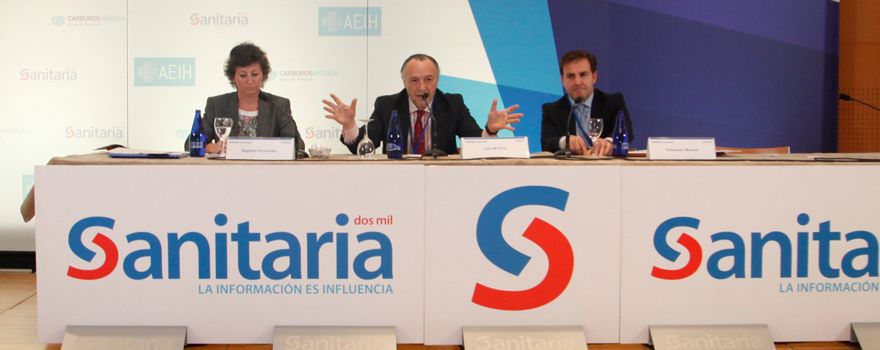 De izq. a dcha.: Begoña Fernández, técnica de la Administración General-Rama Jurídica del Ayuntamiento de Madrid; José María Pino, presidente de Sanitaria 2000, y Francesco Maione, director general de Carburos Metálicos, en la inauguración del IV Encuentro Global de Ingeniería Hospitalaria.