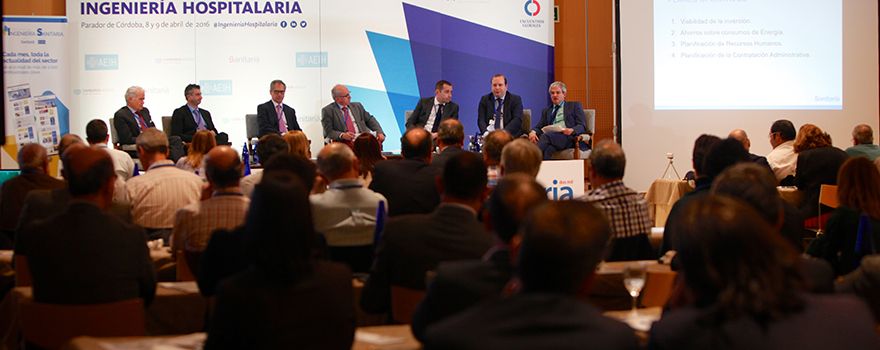El panel de experiencias sobre proyectos de eficiencia energética ha suscitado un gran interés entre los asistentes al encuentro, organizado por Sanitaria 2000 con el auspicio de la Asociación Española de Ingeniería Hospitalaria (AEIH) y el patrocinio de Carburos Médica.