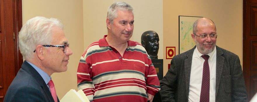 Jesús María Fernández, portavoz de Sanidad del PSOE; Rafael Basterrechea, vicepresidente de Avite y Francisco Igea, portavoz de Sanidad de Ciudadanos.