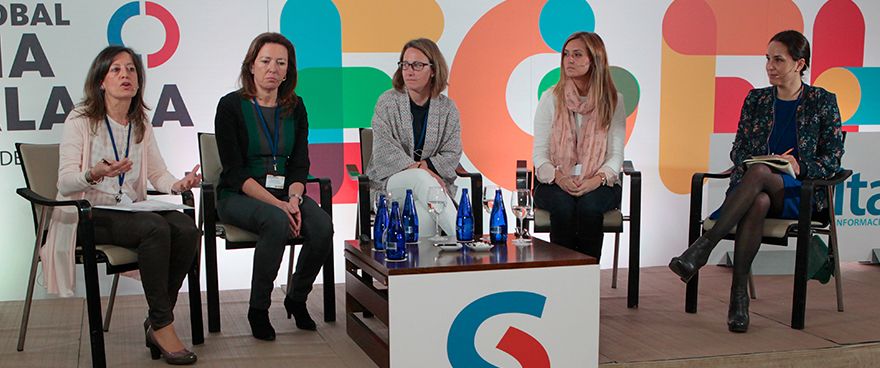 Montserrat Pérez Encinas, jefa de Servicio de Farmacia del Hospital Universitario Fundación Alcorcón de Madrid; Gloria Hervás, farmacéutica especialista en el Centro Penitenciario de Granada; Rosalía Ruano, asesora clínica en la Aemps; Marta Valera, farmacéutica especialista, y Rocío Bustos, responsable de Gestión del Talento en Roche.