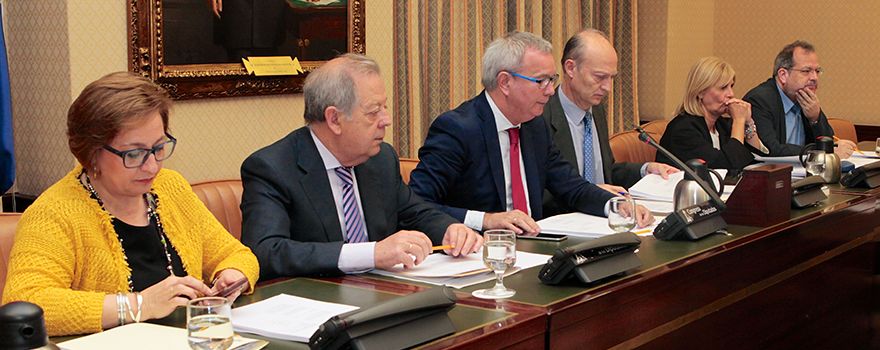 Los miembros de la mesa de la Comisión de Sanidad: Guadalupe Martín, diputada del PSOE y secretaria primera; Alejandro Ramírez, diputado del PP y vicepresidente; Sebastián Franquis, diputado del PSOE y presidente; Luis de la Peña Rodríguez, letrado de la Comisión; María José García-Pelayo, diputada del PP y vicepresidenta segunda; Joan Baptista Olòriz, diputado de ERC y secretario segundo. 