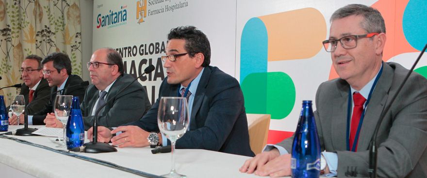 Ángel Mataix, presidente de Sefap; Miguel Ángel Calleja, presidente de la SEFH; Carlos Moreno, director de Ordenación Profesional del Ministerio de Sanidad; José Luis Poveda, presidente de la Comisión Nacional de Farmacia Hospitalaria y de Atención Primaria, y Juan Carlos Valenzuela, vicepresidente de la citada comisión. 