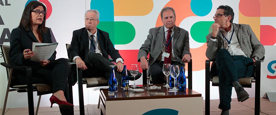 Carmen Encinas, jefa de Farmacia de la Dirección General de Asistencia Sanitaria del Servicio de Salud de Castilla-La Mancha; Sergio Gallego, coordinador de Responsabilidad Patrimonial de la Consejería de Sanidad del Principado de Asturias; Xavier Guardino, director del Departamento de Información y Documentación del Centro Nacional de Condiciones de Trabajo, y José Luis Poveda, jefe de Servicio de Farmacia del Hospital Universitario La Fe, de Valencia.
