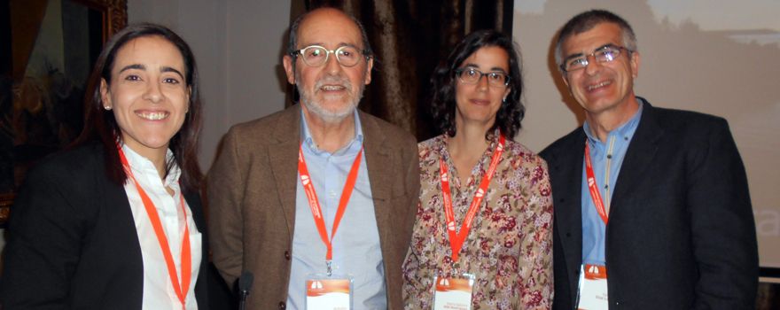 Elena Alonso, neumóloga infantil del Rey Juan Carlos de Móstoles; Antolín López Viña, neumólogo del Puerta de Hierro; y los moderadores de la mesa, Salomé Albi, del 12 de Octubre, y Salvador Díaz Lobato, del Ramón y Cajal.