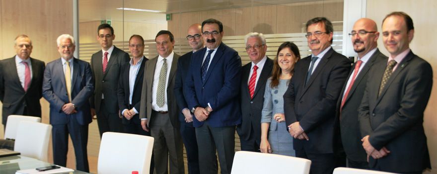 Sánchez Martos y Fernández junto con los técnicos en la primera reunión para tratar del convenio sanitario.