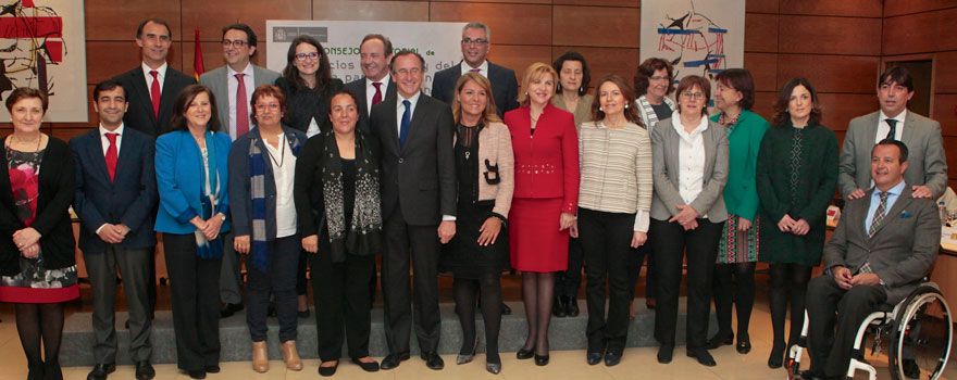 Foto de familia del ministro de Sanidad en funciones, Alfonso Alonso y la secretaria de Estado de Servicios Sociales, Susana Camarero, con los consejeros de Políticas Sociales y algunos de los directores que integran el ministerio.