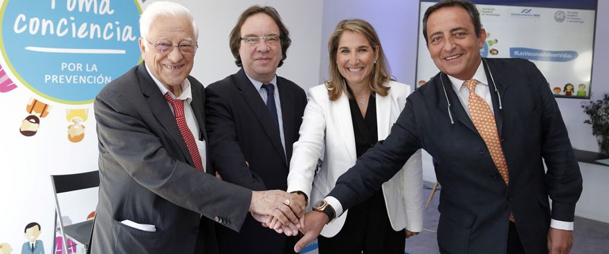 Padre Ángel, presidente de Mensajeros de la Paz; Amós García Rojas, presidente de la AEV; Marta Reyes, directora de Comunicación de Sanofi Pasteur MSD, y José Antonio López Trigo, presidente de la SEGG. 