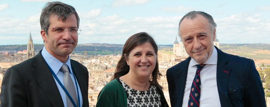 Miguel Ángel Calleja, presidente de la SEFH; Regina Leal, gerente de Sescam, y José María Pino, presidente de Sanitaria 2000.