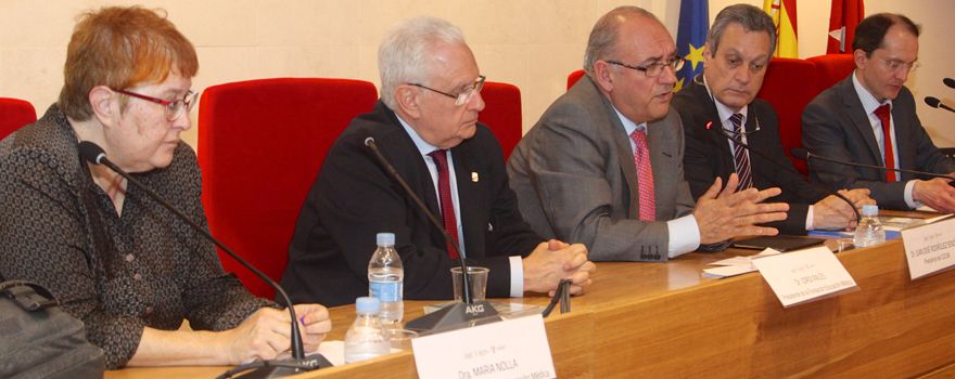 María Nolla, secretaria de la Fundación Educación Médica; Jordi Palés, presidente de la Fundación Educación Médica; Juan José Rodríguez Sendín; Alejandro Andreu, presidente de la Fundación Mutual Médica; y Juan Martínez, director de la Fundación para la Formación de la OMC.