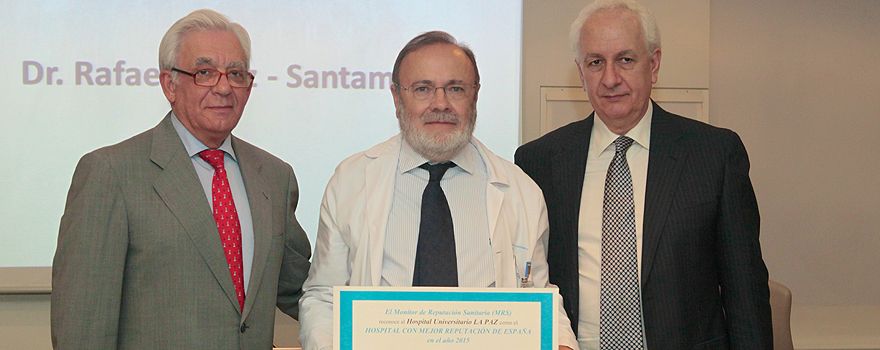 El consejero de Sanidad, Jesús Sánchez Martos, posa con el gerente del La Paz, Rafael Pérez-Santamarina y el consejero delegado de Merco, José María Sansegundo.