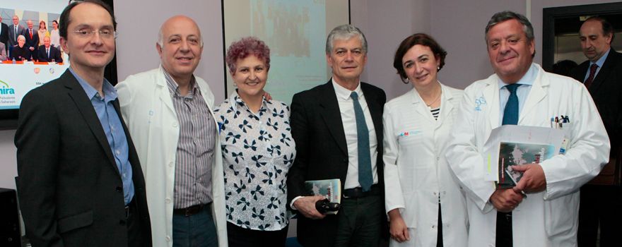 De izq. a dcha.: Juan Martínez Hernández; Javier García Pérez, neumólogo del Hospital La Princesa de Madrid; María Sainz, jefa del Servicio de Medicina Preventiva del Hospital Clínico San Carlos de la capital; Alberto Infante, ex director general de Cohesión del Sistema Nacional de Salud (SNS); Mercedes Vinuesa, especialista en Medicina Preventiva y ex directora general de Salud Pública y el jefe del Servicio de Neumología de La Princesa, Julio Ancochea.
