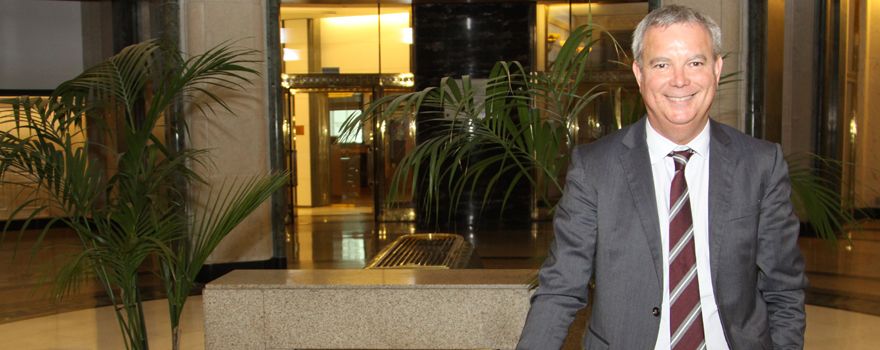 Sebastián Franquis posa para Redacción Médico en una hall del Congreso.