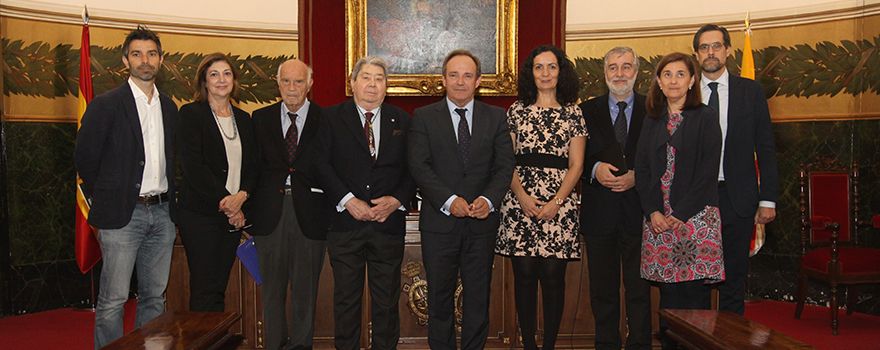 Manuel Linares, médico de familia y miembro del grupo Neumoexpertos en prevención; Isabel Jimeno, médico de familia y miembro del grupo Neumoexpertos en prevención; Juan del Rey Calero, académico de Número de la Real Academia Nacional de Medicina (RANM); Manuel Escudero, vicepresidente de la RANM; José Javier Castrodeza, secretario general de Consumo del Ministerio de Sanidad; Yolanda Fuentes, directora general de Salud Pública de la Comunidad de Madrid; Ángel Gil, catedrático de Medicina Preventiva y Salud Pública de la Universidad Rey Juan Carlos y miembro del grupo Neumoexpertos en prevención; Pilar Arrazola, jefa de Servicio de Medicina Preventiva del Hospital 12 de Octubre; Federico Montalvo, profesor de Derecho Constitucional de la Universidad Pontificia de Comillas y vicepresidente del Comité de Bioética de España.