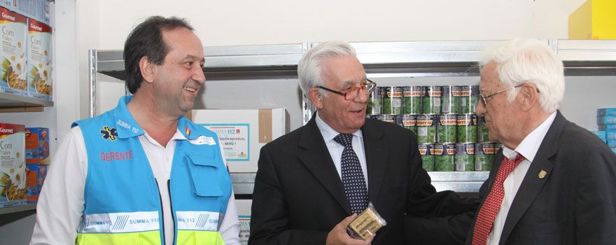 El gerente del Summa 112, Pablo Busca, junto con Sánchez Martos y el Padre Ángel.
