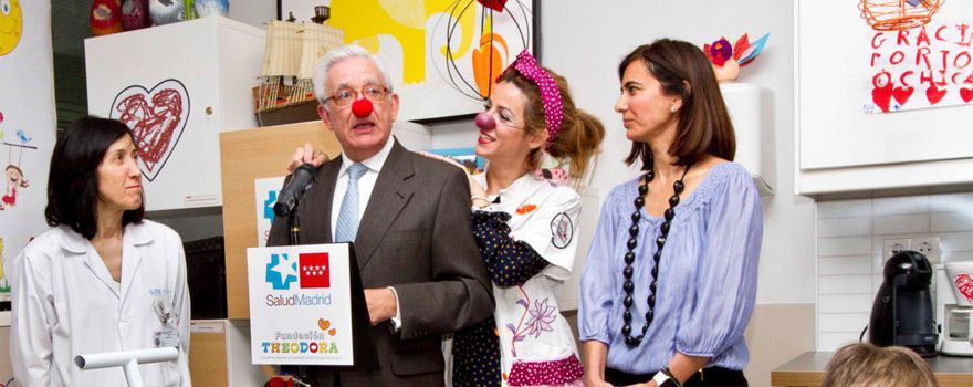 El consejero Sánchez Martos con la gerente del Hospital Gregorio Marañón, María Codesido, con representantes de la Fundación Theodora. 