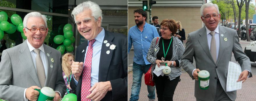 En la imagen izquierda, Jesús Sánchez Martos acompañado del presidente de Asociación Española Contra el Cáncer (AECC), Ignacio Muñoz Vidal. A la derecha, el consejero recaudando fondos por las calles de Madrid como un voluntario más. 