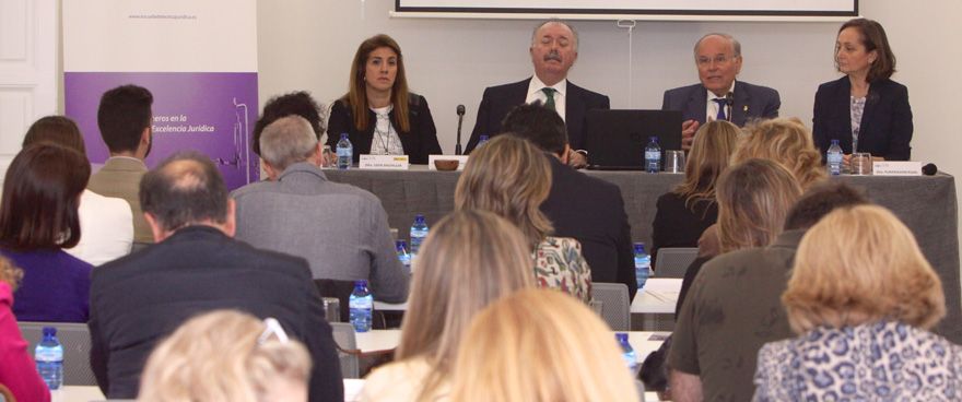 Lidia Bachiller y Carlos Lens, ambos del Ministerio de Sanidad. A la derecha, César Nombela, rector de la UIMP, y Purificación Pujol, directora académica en la ETJ.