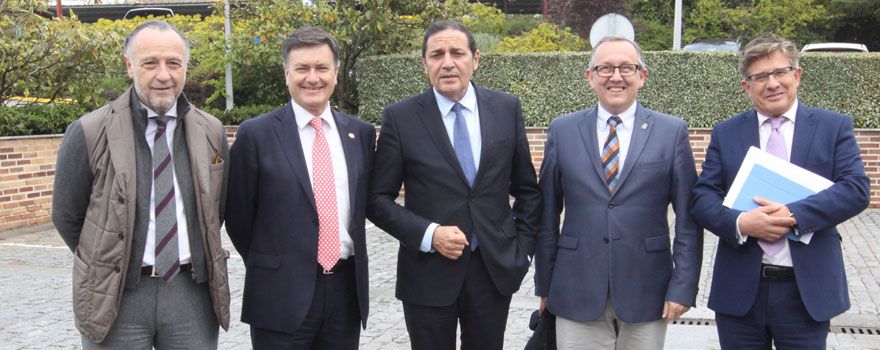 José María Pino, presidente de Sanitaria 2000; Javier López Escobar, delegado territorial de la Junta de Castilla y León; Antonio María Sáez Aguado, consejero de Sanidad de Castilla y León; Francisco Javier Vázquez, presidente de la Diputación de Segovia; y Rafael López Iglesias, gerente regional de Salud de Castilla y León.