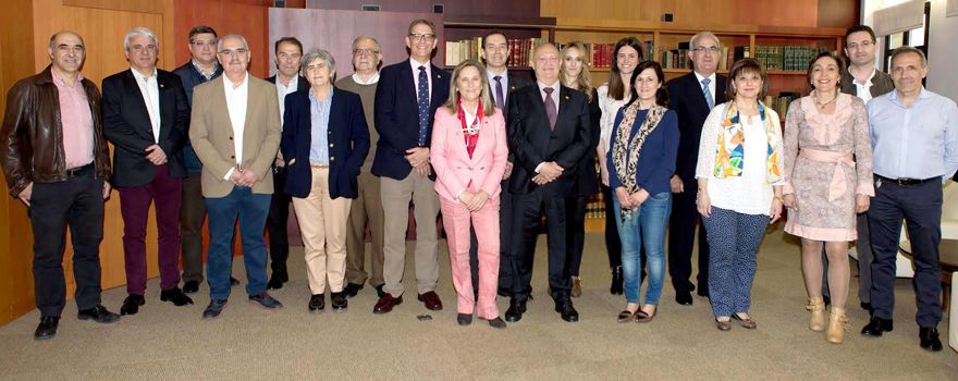 La presidenta del Colegio de Médicos de La Rioja, Inmaculada Martínez Torres, en el centro, rodeada de su equipo.