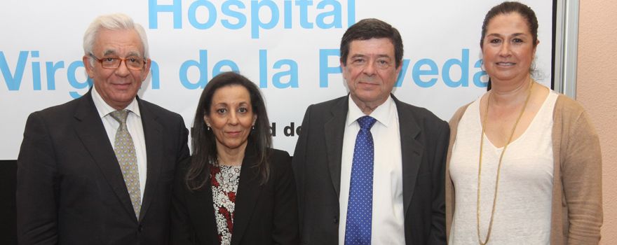 El consejero de Sanidad, Jesús Sánchez Martos; el homenajeado Manuel Mendoza junto con su esposa, Begoña Salvadores, y (última de la imagen) la alcaldesa de Villa del Prado, Belén Rodríguez.