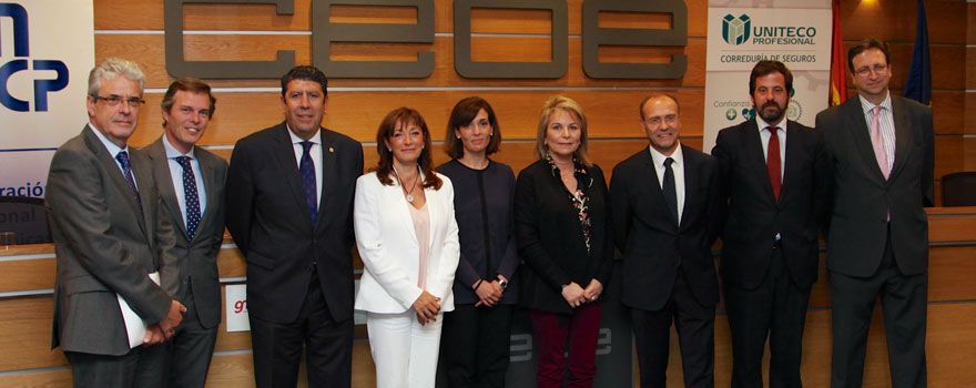 De izquierda a derecha, los participantes de la II Jornada de Calidad Hospitalaria organizada por la FNCP: Carlos Zarco, director médico del Hospital Universitario Moncloa; Ivo Leahy, director de Comunicación de Uniteco Profesional; Manuel Vilches, director general del IDIS; Yolanda Herreros, socia fundadora de Gestiona y Suma Salud; Marta Serrano, gerente de Sanidad de Aenor; Cristina Contel, presidenta de la FNCP; Julio Zarco, director general de Coordinación de la Atención al Ciudadano y Humanización de la Asistencia Santiaria de la Comunidad de Madrid; Carlos Rus, secretario de la FNCP; y Antonio Burgueño, socio director de Enclave Salud.
