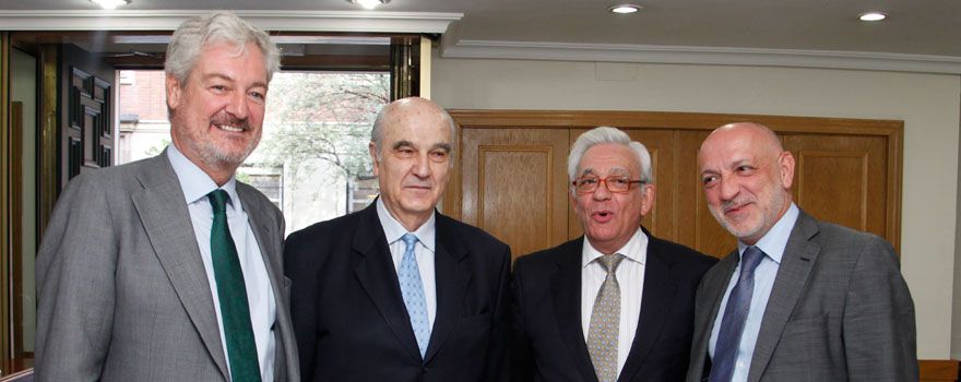 De izquierda a derecha: Antón Herreros y Alfonso Moreno, director general y presidente, respectivamente, de la Fundación para la Investigación de la Salud (Fuinsa); Jesús Sánchez Martos, consejero de Sanidad de la Comunidad de Madrid; y Rodrigo Gutiérrez Fernández, director general de Calidad y Humanización de la Asistencia de Castilla-La Mancha.