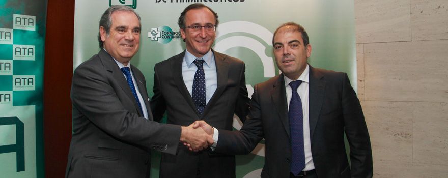 Jesús Aguilar, presidente del Consejo General de Farmacéuticos; Alfonso Alonso, ministro de Sanidad , y Fernando Amor, presidente de ATA.