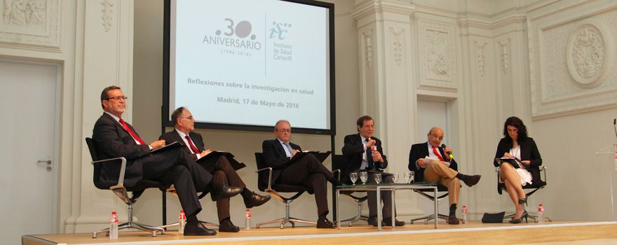 De izquierda a derecha, los exdirectores del ISCIII: Francisco Gracia, Antonio Campos,José Antonio Gutiérrez, José Borrell y Rafael Nájera; a su lado, la moderadora del debate, Amaya Puig.
