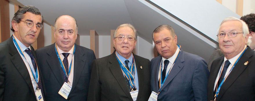 De izquierda a derecha: Juan Abarca Cidón, presidente de HM Hospitales; Ricardo De Lorenzo, socio-director de De Lorenzo Abogados; Diego Murillo, presidente de AMA; Bartolomé Beltrán, miembro del Consejo Asesor del Ministerio de Sanidad; y José Emilio Buela, vicesecretario de AMA.
