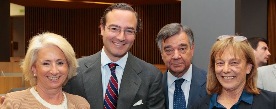 De izquierda a derecha: Asunción Redín, directora del Instituto de Formación de Cofares; Luis de Palacio, secretario general de FEFE; Luis González, presidente del Colegio de Farmacéuticos de Madrid; y Luz Lewin, directora técnica y de Calidad de Cofares. 
