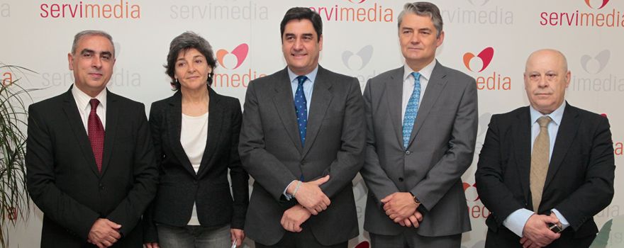 José Martínez Olmos, ex portavoz de Sanidad del PSOE en el Senado; Amparo Botejara, ex portavoz adjunta de Podemos en la Comisión de Sanidad del Cogreso; José Ignacio Echániz, secretario de Sanidad y Asuntos Sociales del PP; Daniel Álvarez Cabo, portavoz de Sanidad de Ciudadanos en la Comunidad de Madrid y Arturo San Román, director de Comunicación de Servimedia.