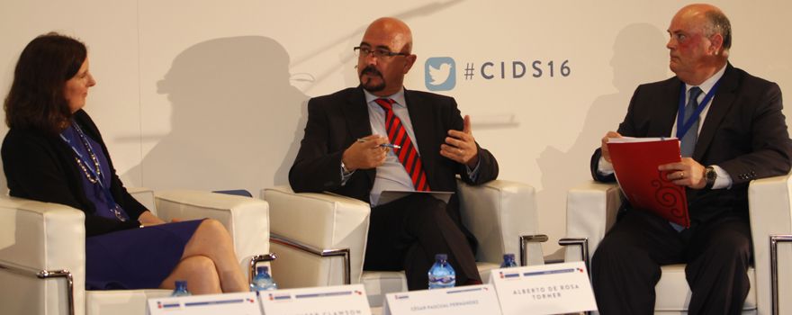 César Pascual gesticula durante un debate con Jennifer Clawson y Alberto de Rosa.