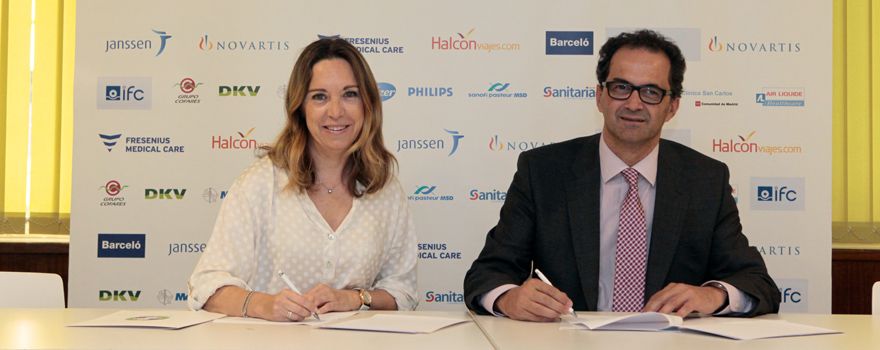 Virginia Donado-Mazarrón, presidenta de Inidress, e Ignacio Martínez, gerente del Hospital de Torrejón, firman el convenio de colaboración.