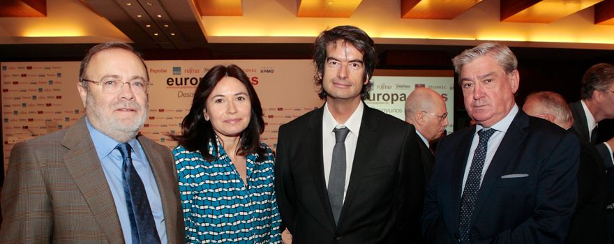 Rafael Pérez Santamarina, gerente del Hospital La Paz; Belén Prado, viceconsejera de Políticas Sociales y Familia; Carlos Mur, gerente del Hospital de Fuenlabrada, y Félix Bravo, responsable de la delegación en Madrid de Sedisa. 