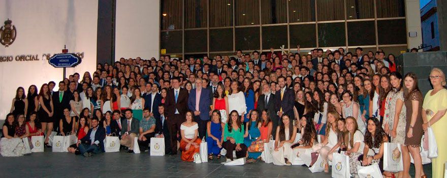 Foto de familia del acto de bienvenida al Colegio de Médicos de Sevilla de 300 nuevos licenciados
