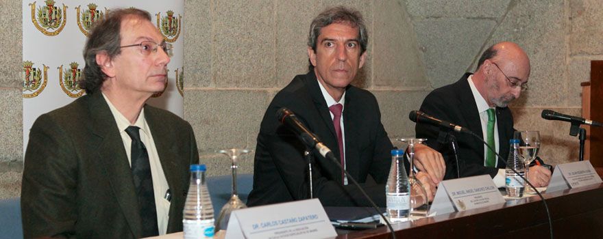 Carlos Castaño, Miguel Ángel Sánchez Chillón y Julián Ezquerra, durante la rueda de prensa en la sede del Colegio de Médicos. 
