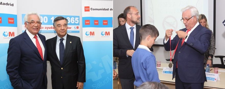El consejero de Sanidad, Jesús Sánchez Martos, acompañado del presidente del Colegio de Farmacéuticos de Madrid, Luis González. A la derecha, Sánchez Martos hace entrega a uno de los niños premiados del galardón, en presencia de Julio Zarco, director general de Humanización.