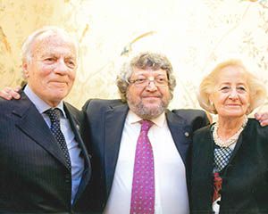  Autor del artículo entre Vicente López-Ibor y su viuda Juana Mayor (hermana de Federico Mayor Zaragoza).