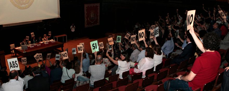 Votación de las cuentas de 2015 durante la Asamblea de Compromisarios del Icomem.