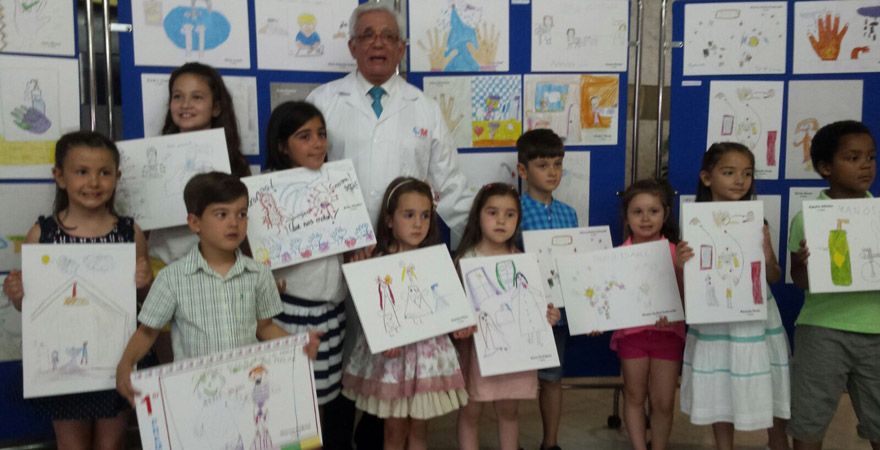 El consejero con varios niños participantes en el concurso.
