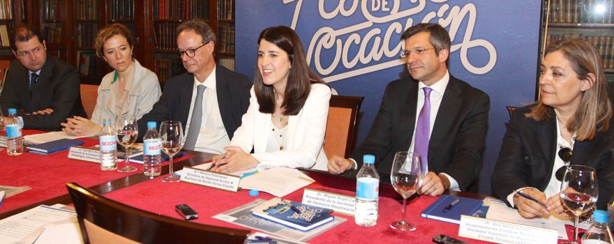 Pablo Irimia, vocal de Comunicación de la SEN; Aitana calvo, secretaria científica de la SEOM; José María Moraleda, presidente de la SEHH; Mónica Palomares, directora de Regional Access & Bussiness de Roche; Miguel Ángel Calleja, presidente de la SEFH, y Ana María Gómez, vicepresidenta de la Separ- 